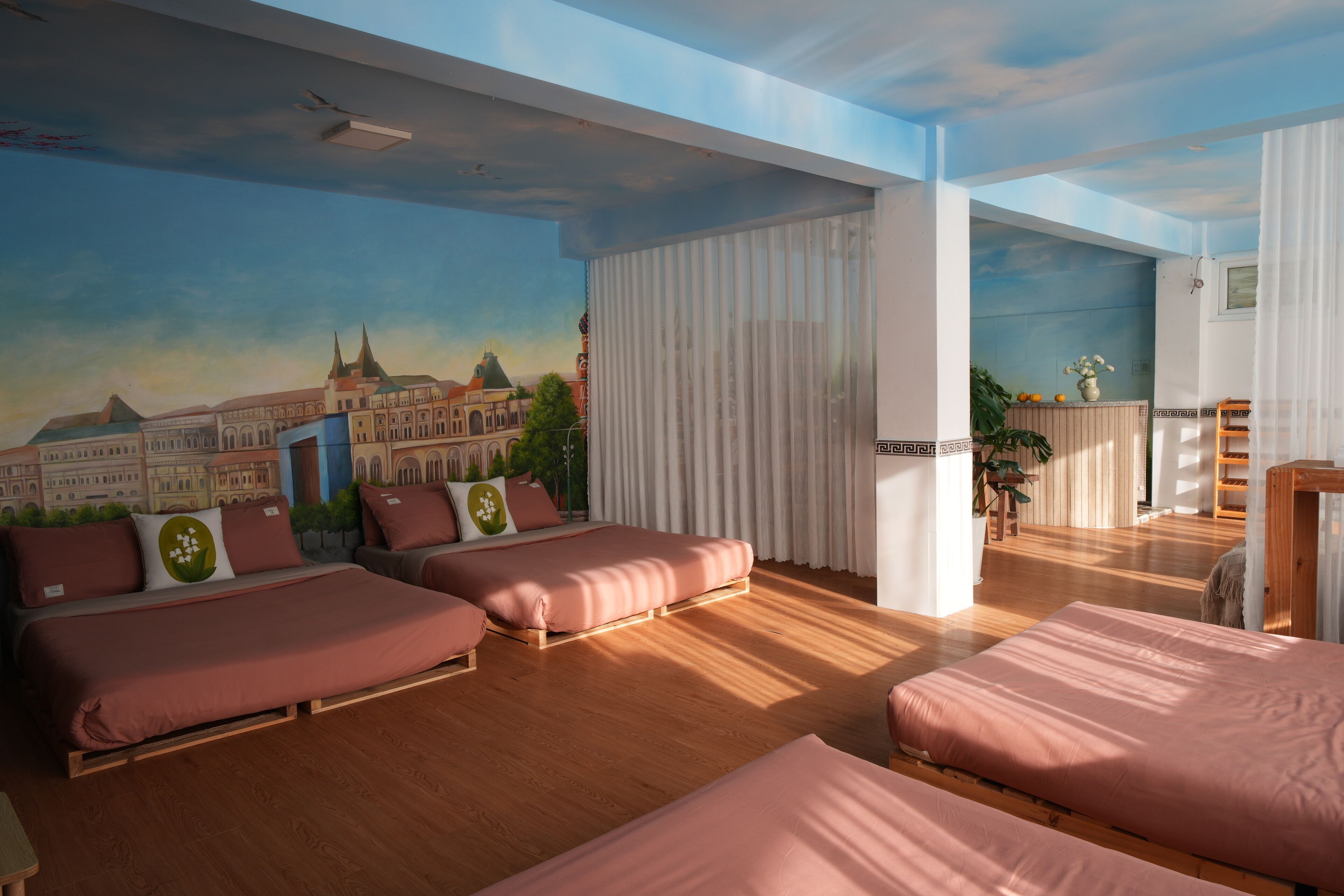 Estudio familiar, balcón, vistas a la colina | Escritorio, espacio para trabajar con un portátil, cortinas opacas