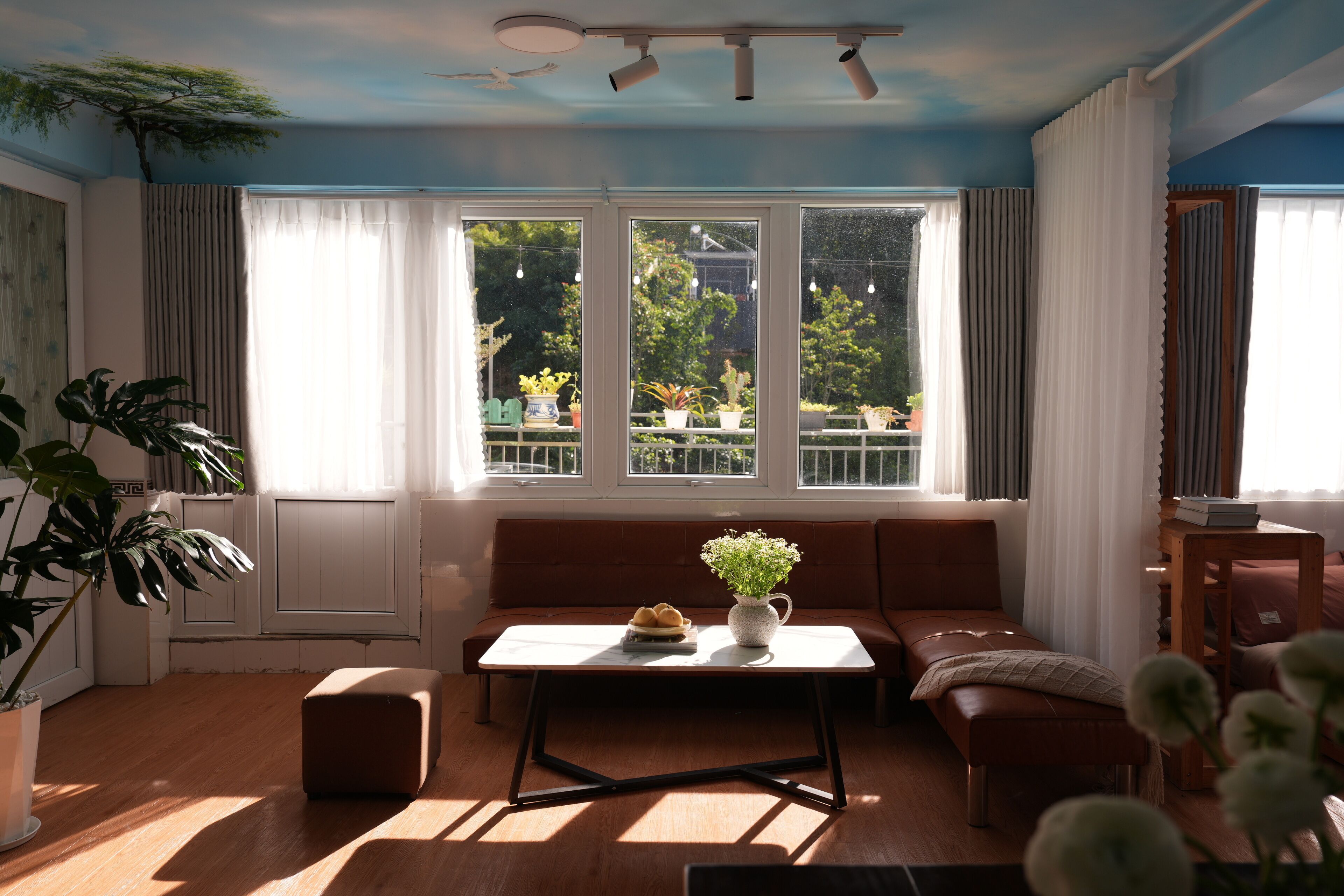 Estudio familiar, balcón, vistas a la colina | Escritorio, espacio para trabajar con un portátil, cortinas opacas