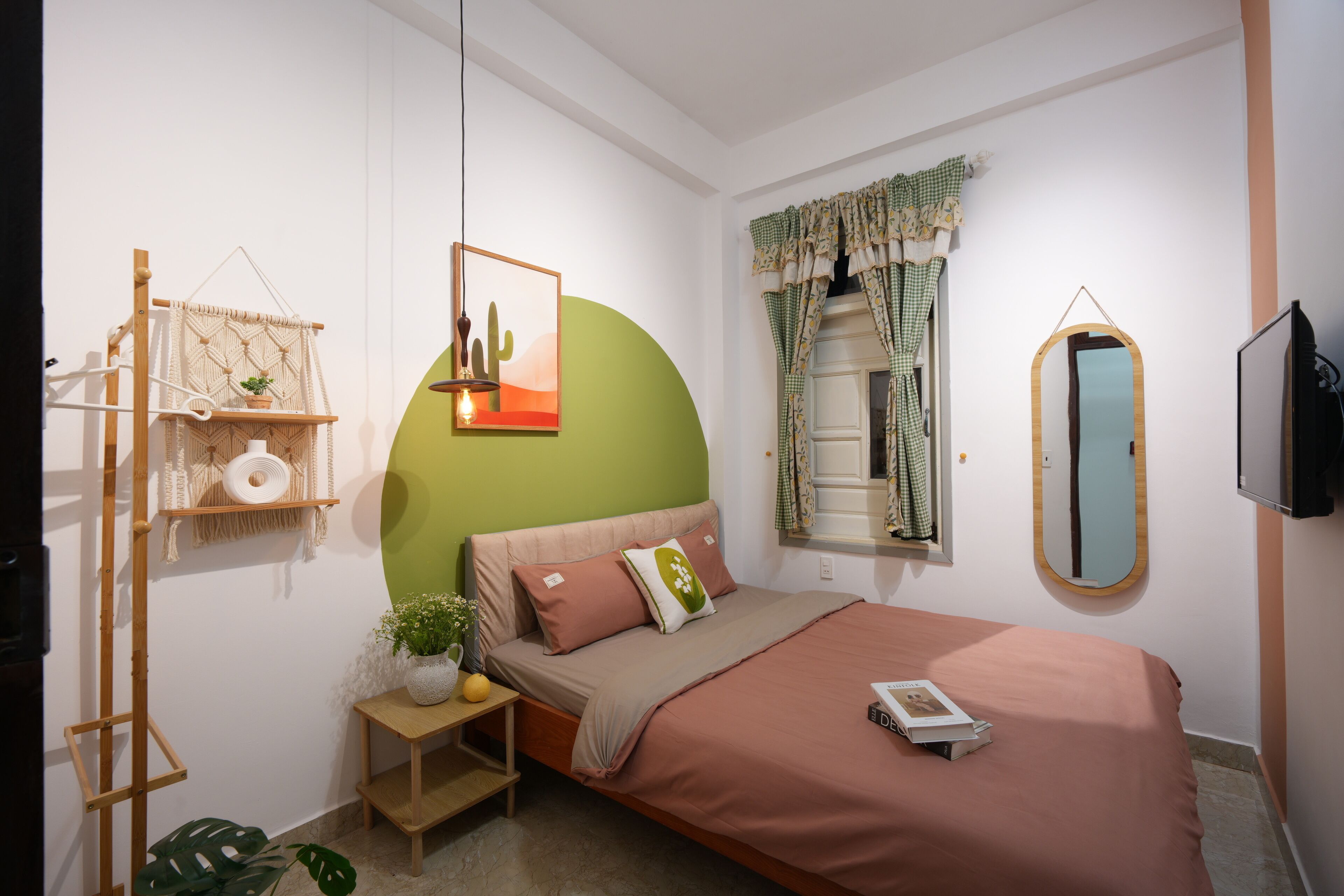 Habitació doble per a ús individual bàsica | Escriptori, espai de treball apte per a portàtils i cortines opaques 