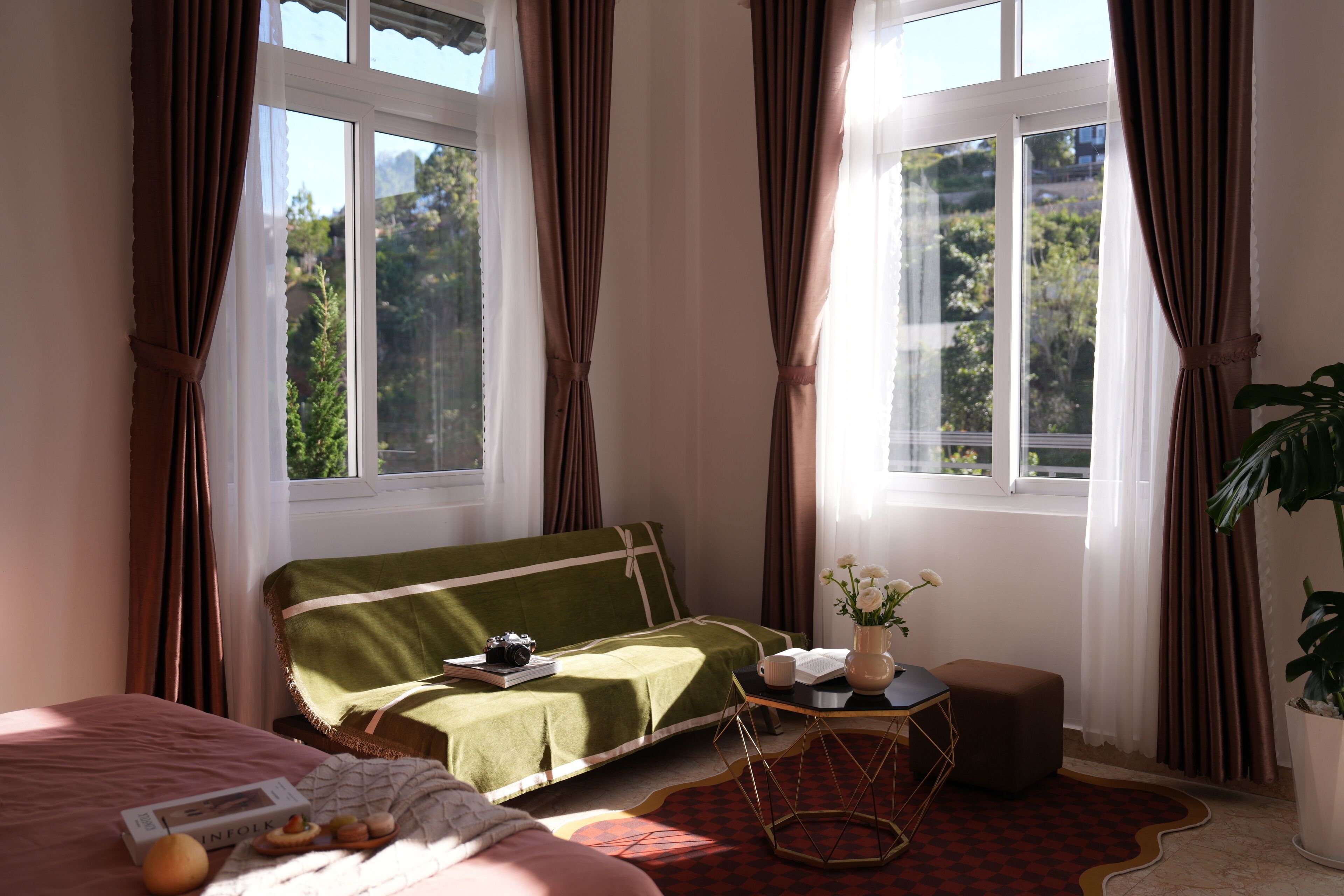 Habitación Deluxe doble de uso individual, balcón, vistas a la colina | Escritorio, espacio para trabajar con un portátil, cortinas opacas