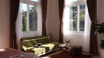 Habitación Deluxe doble de uso individual, balcón, vistas a la colina | Escritorio, espacio para trabajar con un portátil, cortinas opacas