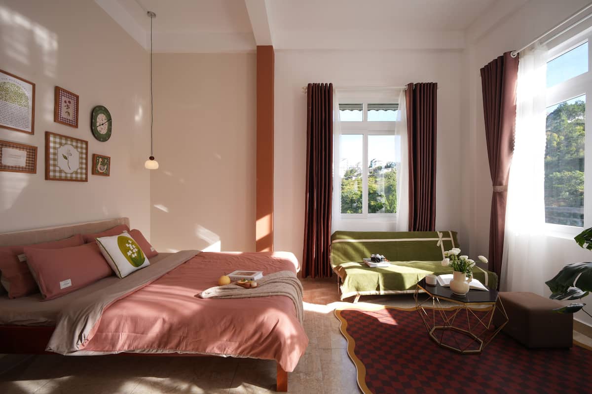 Habitación Deluxe doble de uso individual, balcón, vistas a la colina | Escritorio, espacio para trabajar con un portátil, cortinas opacas