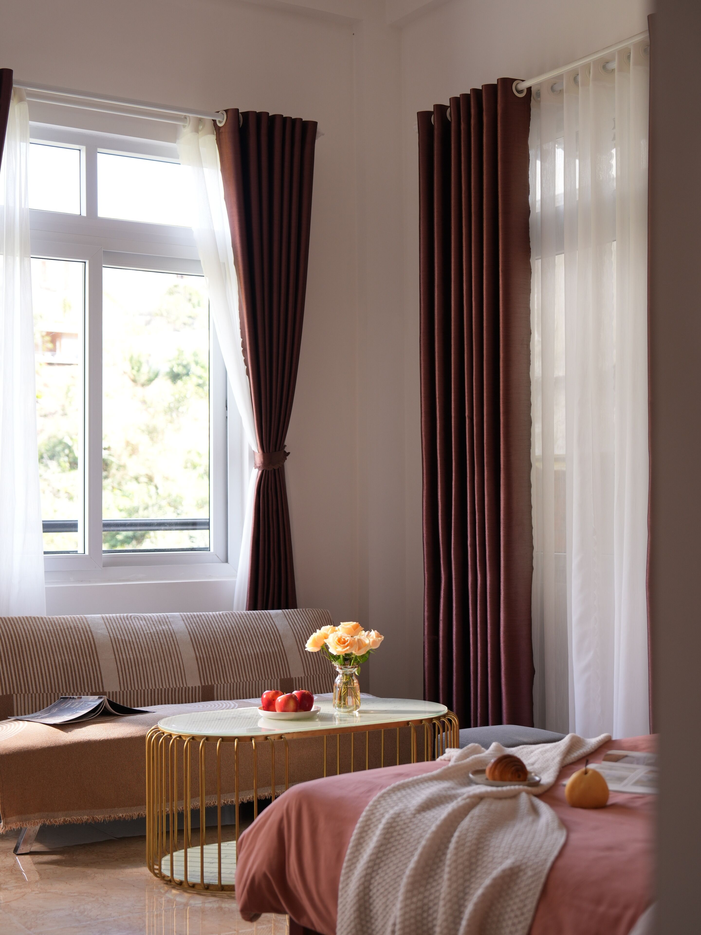 Habitación Deluxe doble de uso individual, balcón, vistas a la colina | Escritorio, espacio para trabajar con un portátil, cortinas opacas