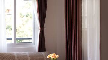 Habitación Deluxe doble de uso individual, balcón, vistas a la colina | Escritorio, espacio para trabajar con un portátil, cortinas opacas