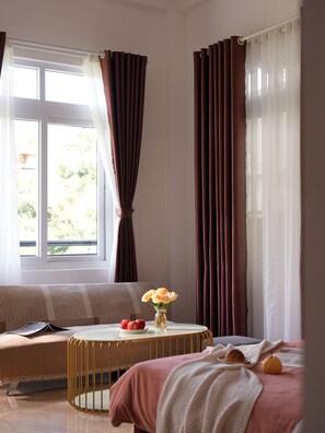 Habitación Deluxe doble de uso individual, balcón, vistas a la colina | Escritorio, espacio para trabajar con un portátil, cortinas opacas