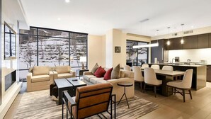 Una sala moderna con sofá, mesa de centro y comedor.