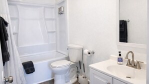 Kylpyhuone, jossa on kylpyamme, wc ja pesuallas.