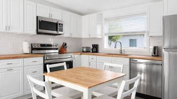 Frigorífico, microondas, placa de cocina y lavavajillas