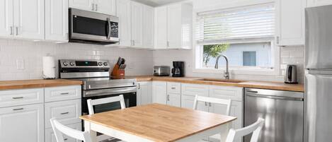 Een koelkast, een microgolfoven, een kookplaat, een vaatwasser