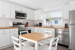 Frigorífic, microones, placa de cuina i rentaplats 