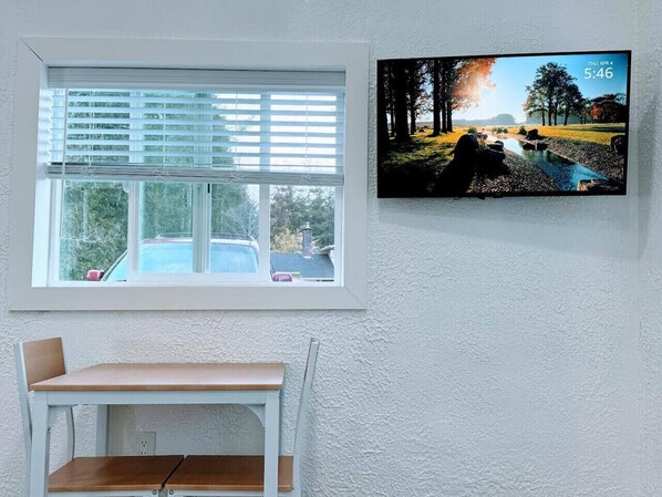 Interior - The Sitka Studio – Peaceful Forks Stay Near Nature (Forks)