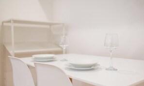 Dining - MetaWise BnB | Modern Studio Rushcutters Bay | Room 1 (Rushcutters Bay)