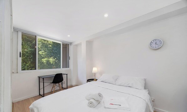 Tabla de planchar con plancha, wifi y ropa de cama 