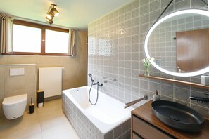 Douche, sèche-cheveux, serviettes fournies