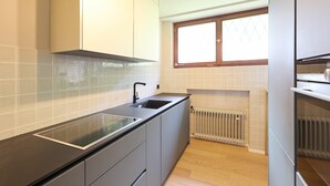 コーヒー / ティーメーカー、冷蔵庫、電子レンジ、オーブン