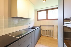 Réfrigérateur, four à micro-ondes, un four, surface de cuisson