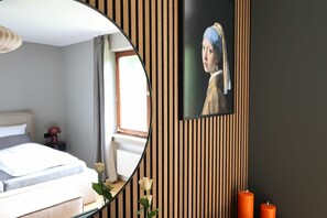 Escritorio, tabla de planchar con plancha, cuna de viaje y wifi 