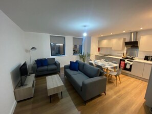 Living area - Modern 3-Bed Flat by High Street & Designer Outlet (Swindon)