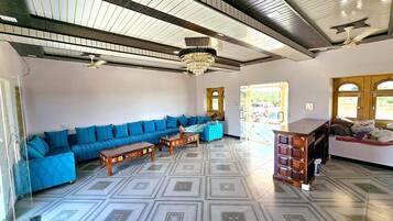 Deluxe Double Room, Desert view | Living area