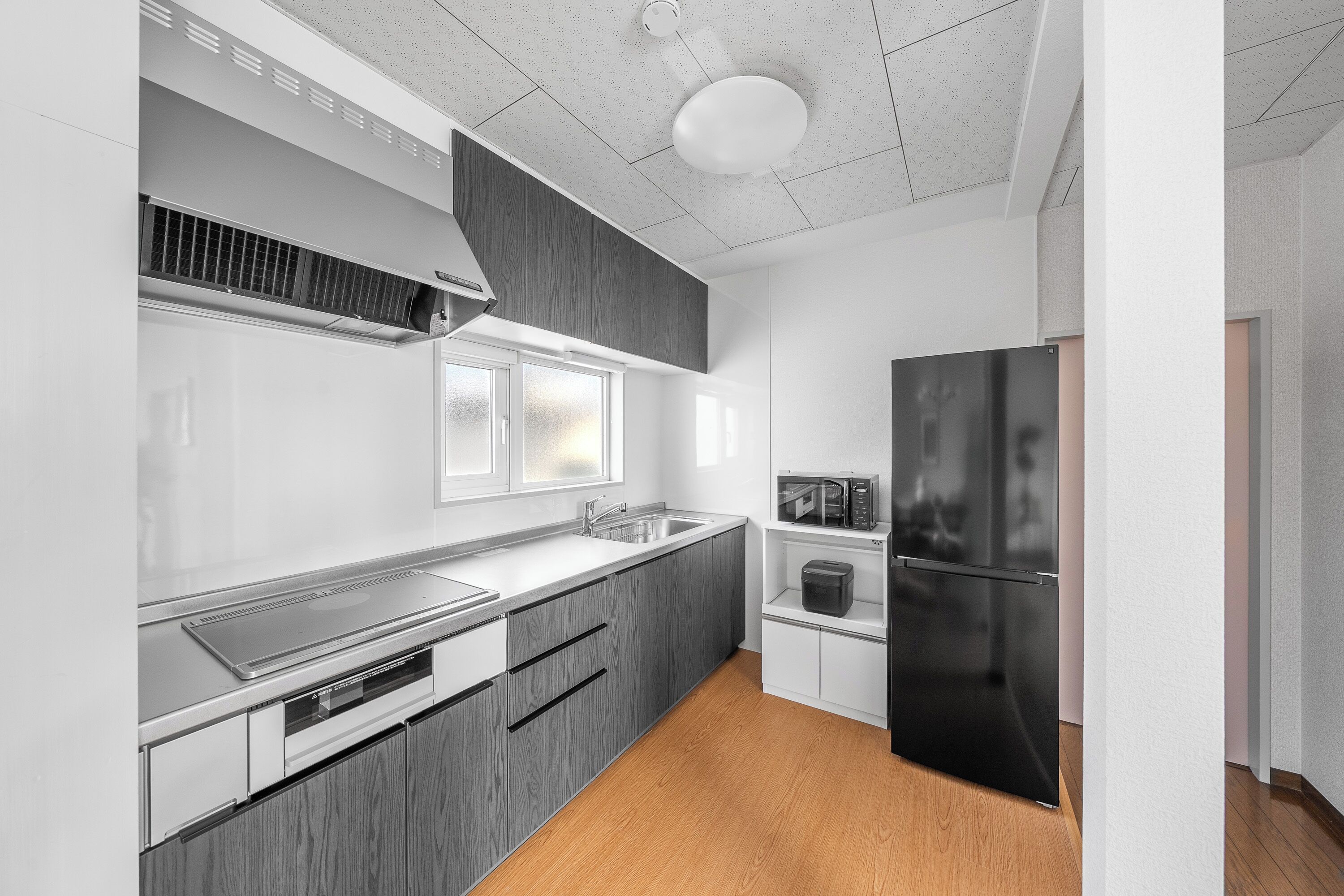 ثلاجة، ميكروويف، موقد طهي مسطح، جهاز طهي للأرز