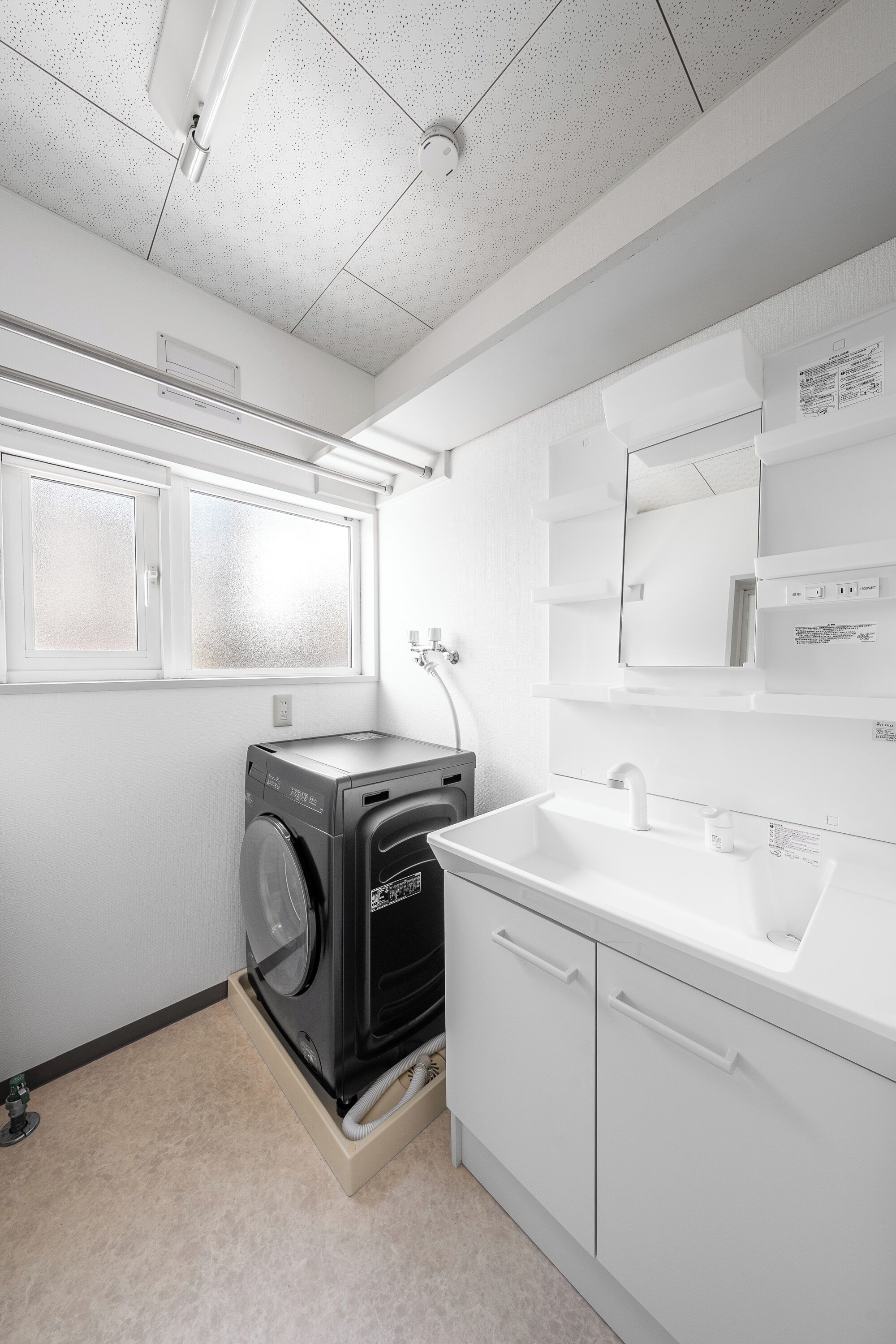 Een bad/douchecombinatie, gratis toiletartikelen, een haardroger