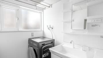 Een bad/douchecombinatie, gratis toiletartikelen, een haardroger