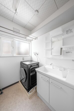 Combined shower/tub, free toiletries, hair dryer, slippers - THE VILLAGE 1003 (Asahikawa)