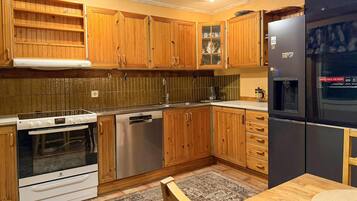 Kylskåp, ugn, spishäll och diskmaskin