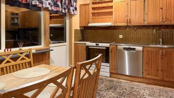 Kylskåp, ugn, spishäll och diskmaskin