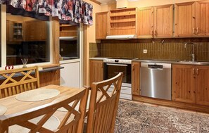 Jääkaappi, uuni, liesi, astianpesukone