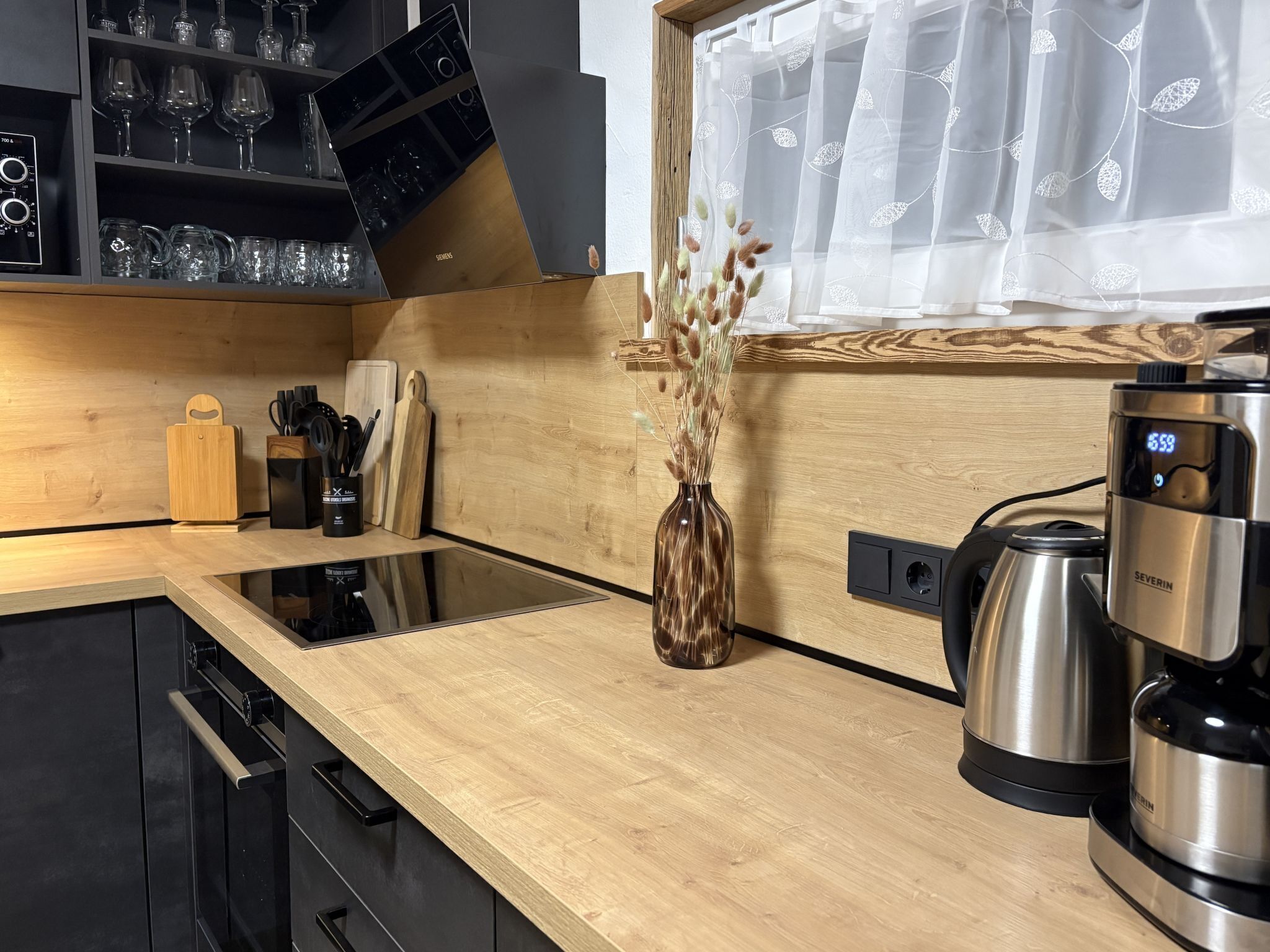 Kühlschrank, Mikrowelle, Ofen, Kochgeschirr/Geschirr/Besteck