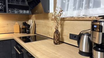 Kühlschrank, Mikrowelle, Ofen, Kochgeschirr/Geschirr/Besteck