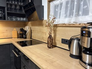 Kühlschrank, Mikrowelle, Ofen, Kochgeschirr/Geschirr/Besteck