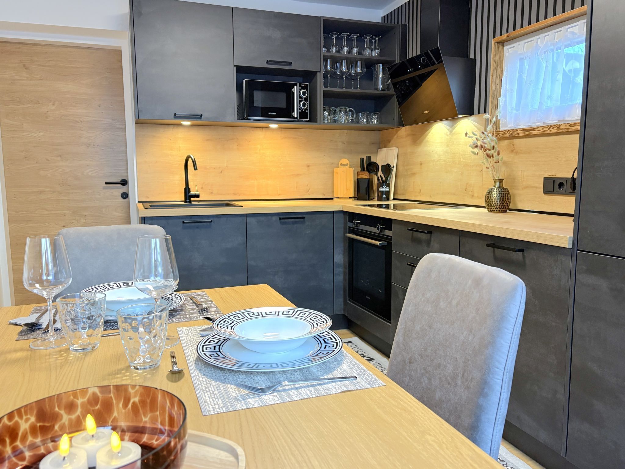 Jääkaappi, mikroaaltouuni, uuni, keittoastiat/astiat/ruokailuvälineet