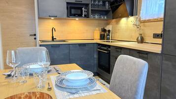 Kühlschrank, Mikrowelle, Ofen, Kochgeschirr/Geschirr/Besteck