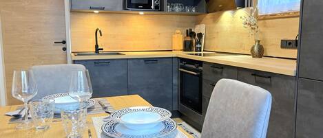 Refrigerador, microondas, horno, utensilios de cocina