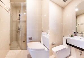 Separate tub and shower, hydromassage showerhead, designer toiletries - Ahahotel TanSonNhat Airport Botanica Apt (Tan Son Hoa)