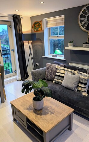 Smart TV - Canal-side haven, short canal walk to city. Pet Friendly and parking! (Leeds)