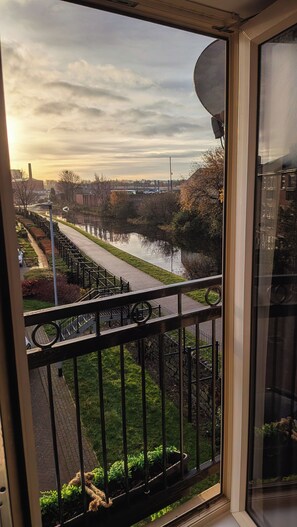 Interior - Canal-side haven, short canal walk to city. Pet Friendly and parking! (Leeds)