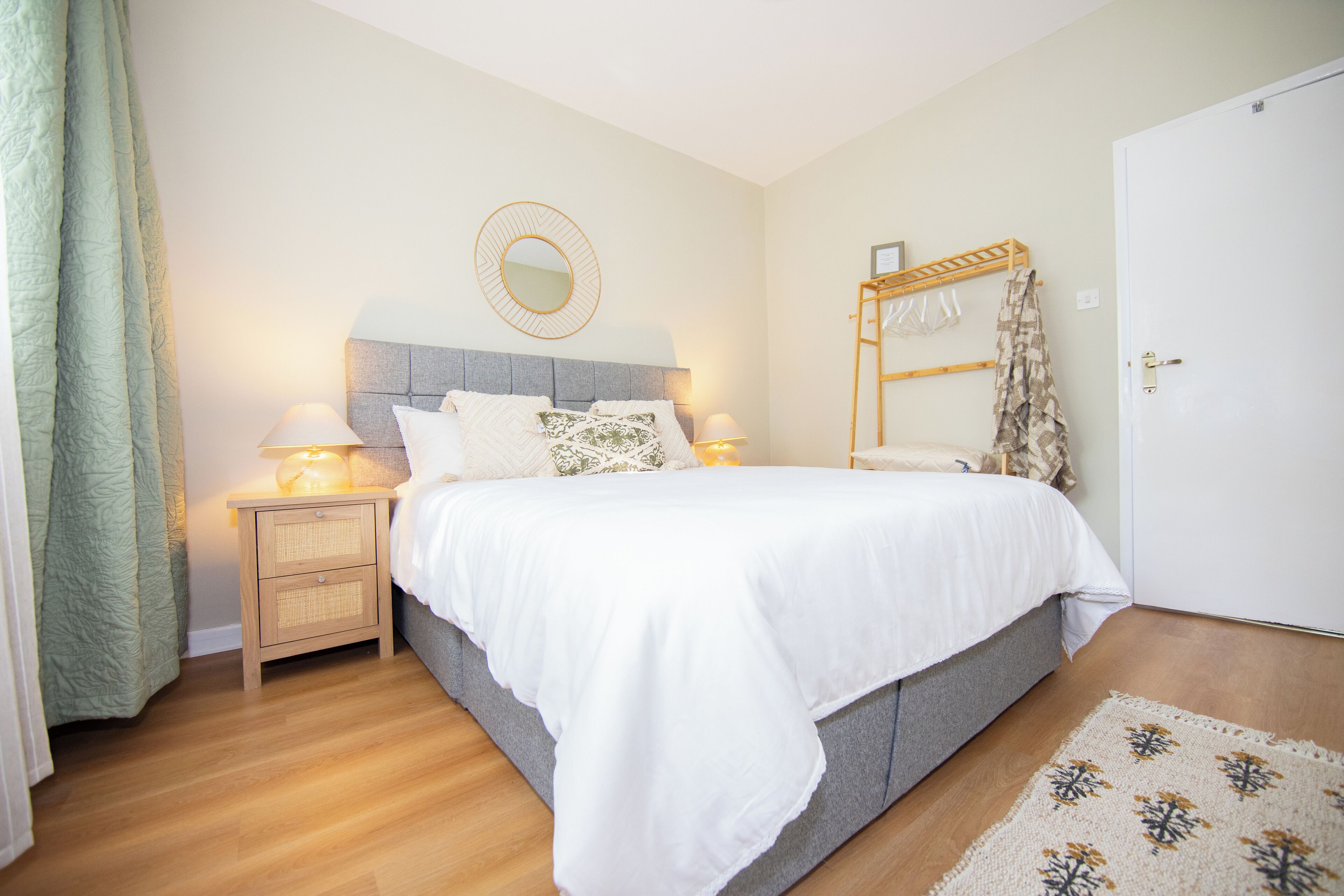 Tabla de planchar con plancha, wifi, ropa de cama