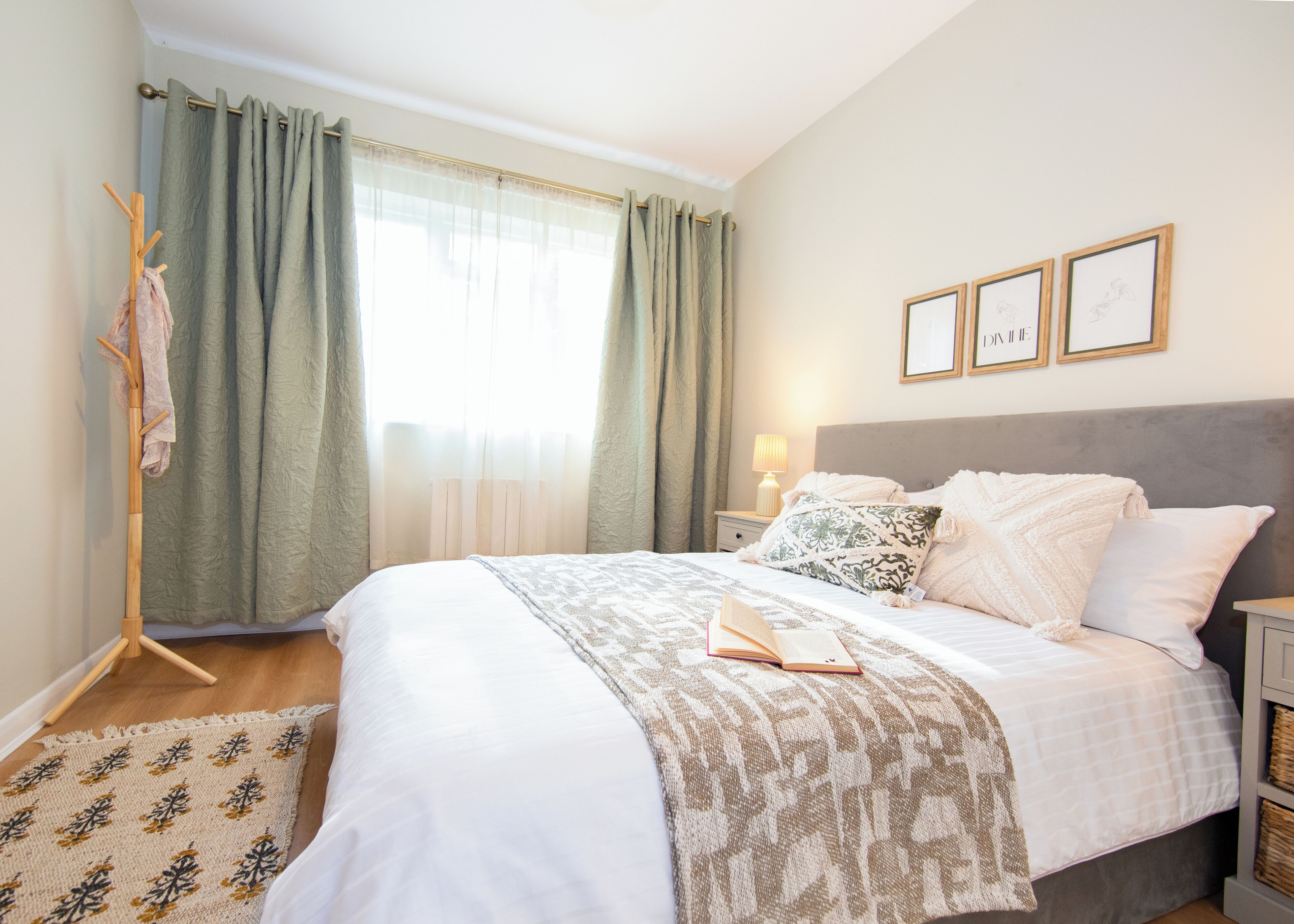 Planxa i posts de planxar, wifi i roba de llit 