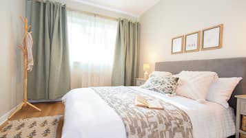 Tabla de planchar con plancha, wifi, ropa de cama