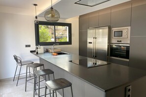 Kjøleskap, mikrobølgeovn, ovn og kokeplater