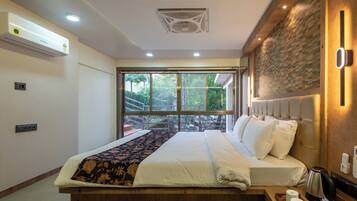 Junior Villa, Garden View | Iron/ironing board, free WiFi