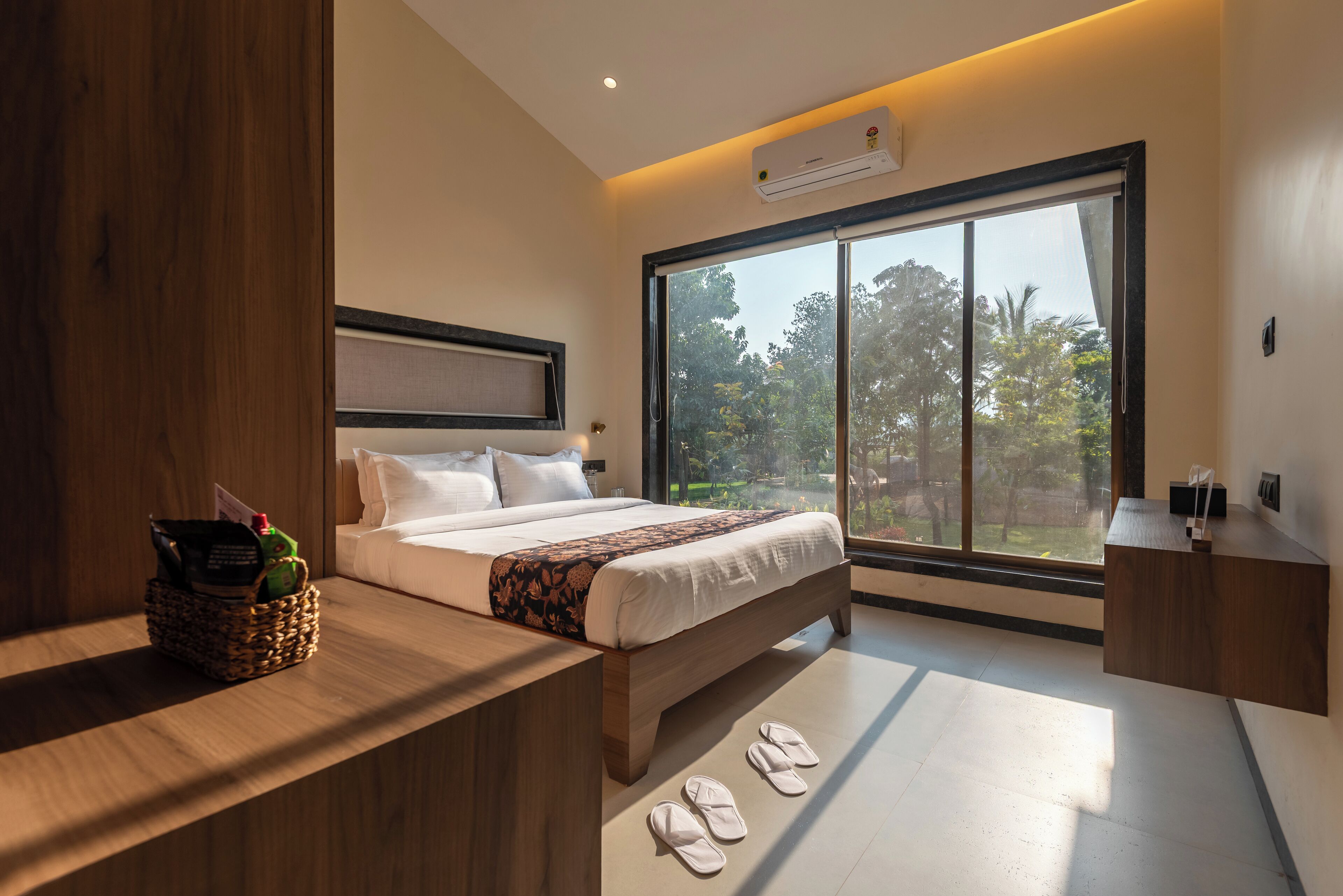 Iron/ironing board, free WiFi