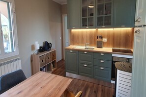 Een koelkast, een microgolfoven, een oven, een kookplaat