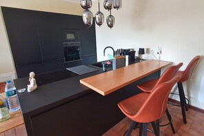 Fridge, microwave, oven, stovetop - Poolside Apartment in Italian Villa (San Lorenzo - Civezza)