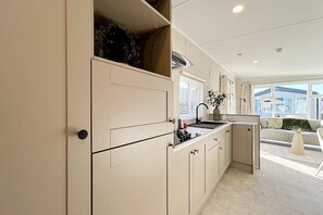 Kühlschrank, Mikrowelle, Herdplatte, Geschirrspüler