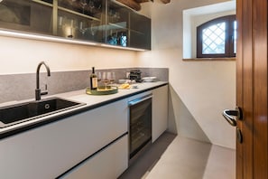 Coffee/tea maker, fridge, microwave, oven - Sea front villa with pool and tennis court - DiCasaInSicilia (Pozzillo)