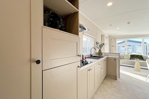 Réfrigérateur, micro-ondes, plaque de cuisson, lave-vaisselle